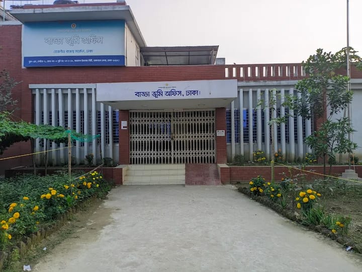 বাড্ডা ভূমি অফিসে দালালের দৌরাত্ম্য — ঘুষ ছাড়া হচ্ছে না কোন কাজ!